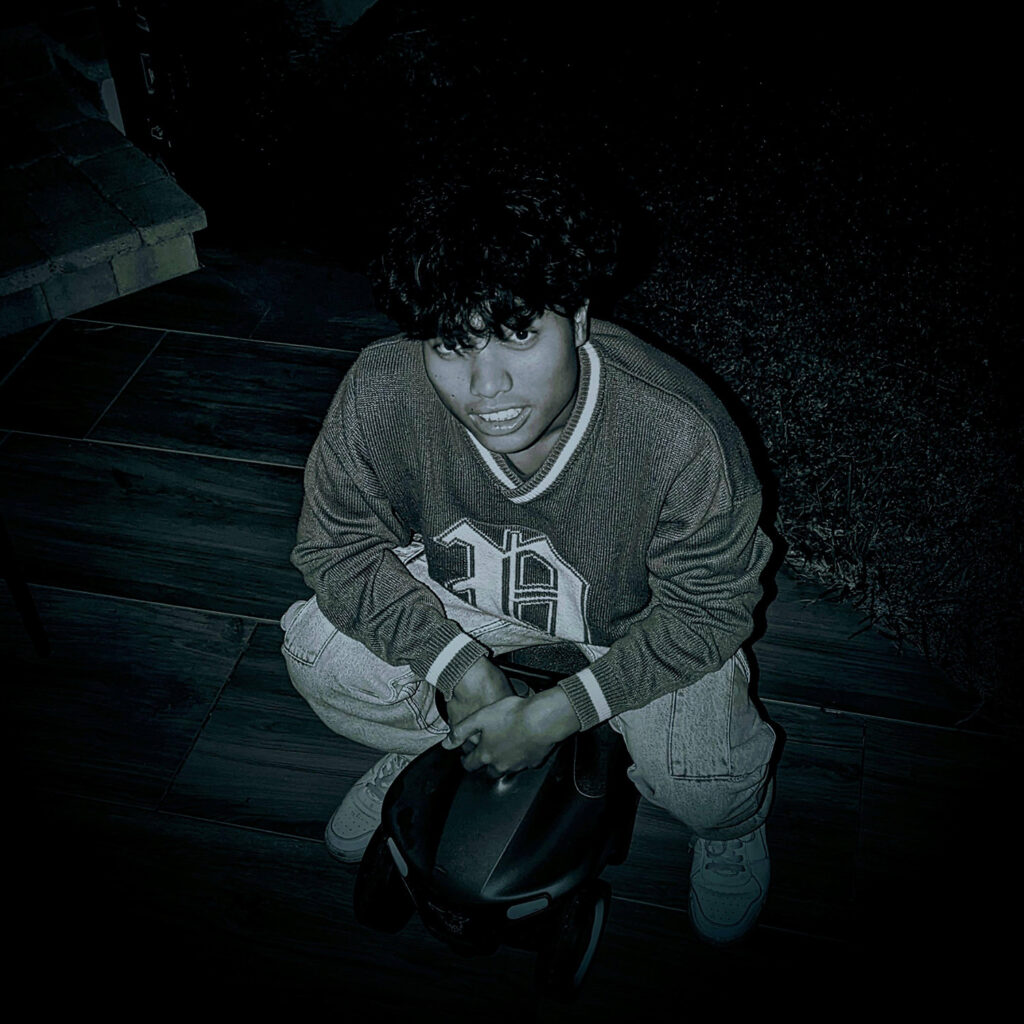 Ein Schwarz-Weis-Foto von broizznico auf einem Bobbycar.