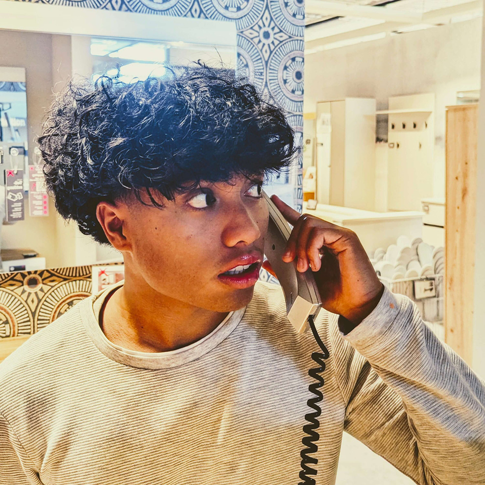 broizznico mit einem vintage Telefon. Buchungen Shows und Konzerte