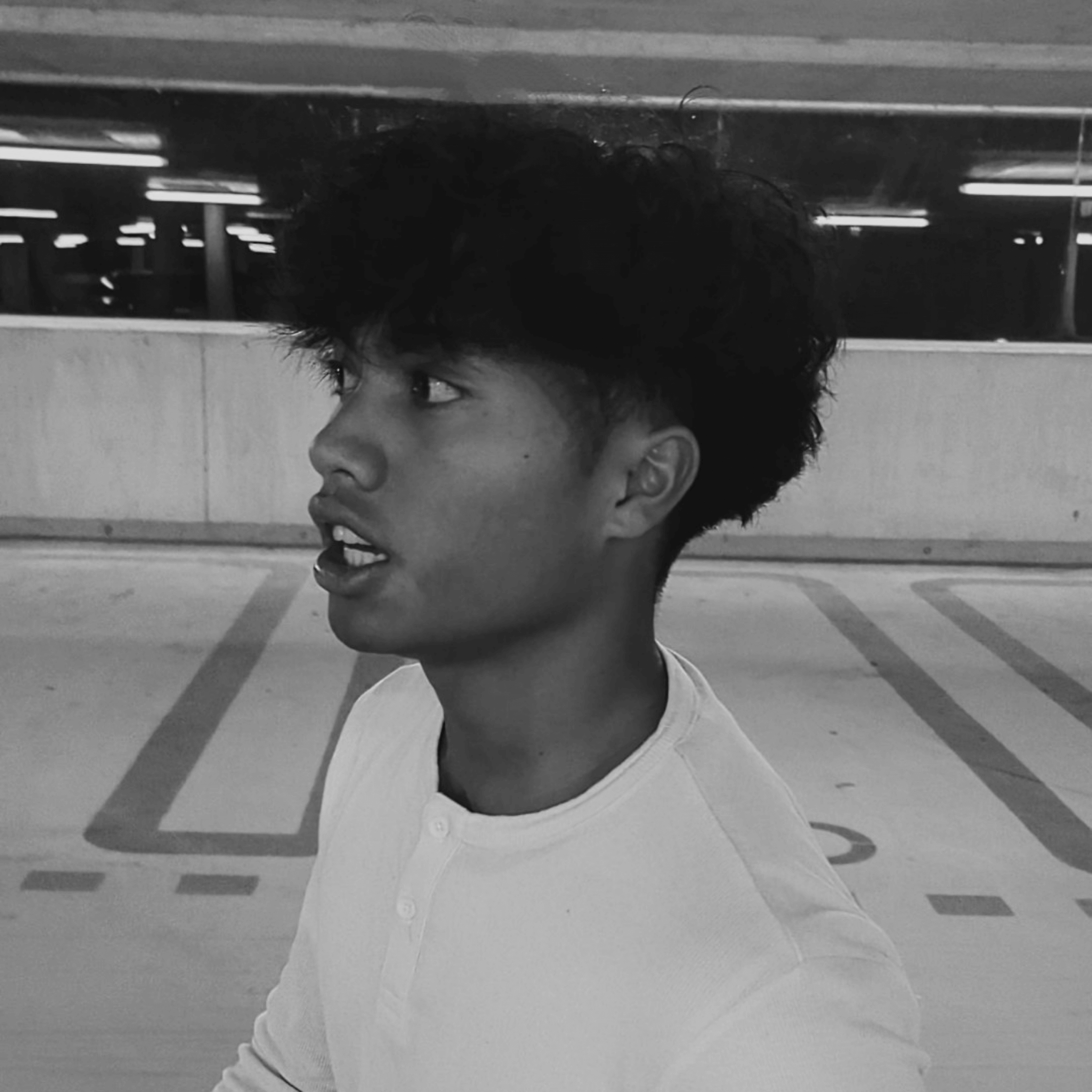 Schwarz-Weis-Portrait von borizznico in einer Tiefgarage.